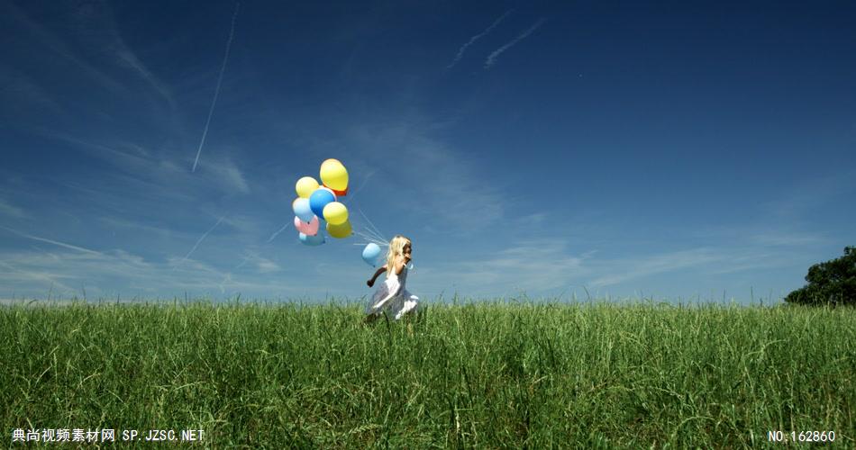 0935-草地上小女孩拿气球跑过中国实拍视频素材 视频下载中国实拍