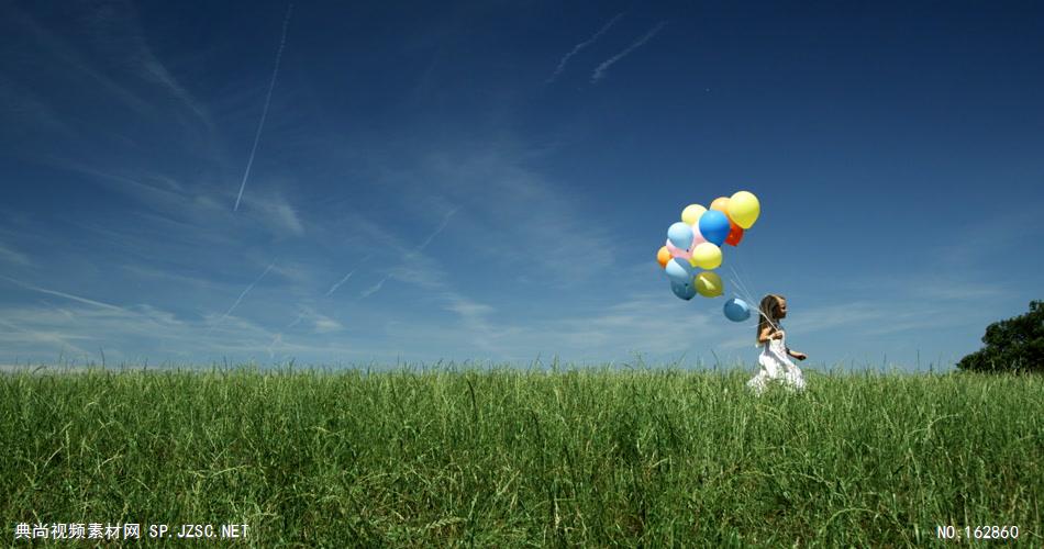 0935-草地上小女孩拿气球跑过中国实拍视频素材 视频下载中国实拍