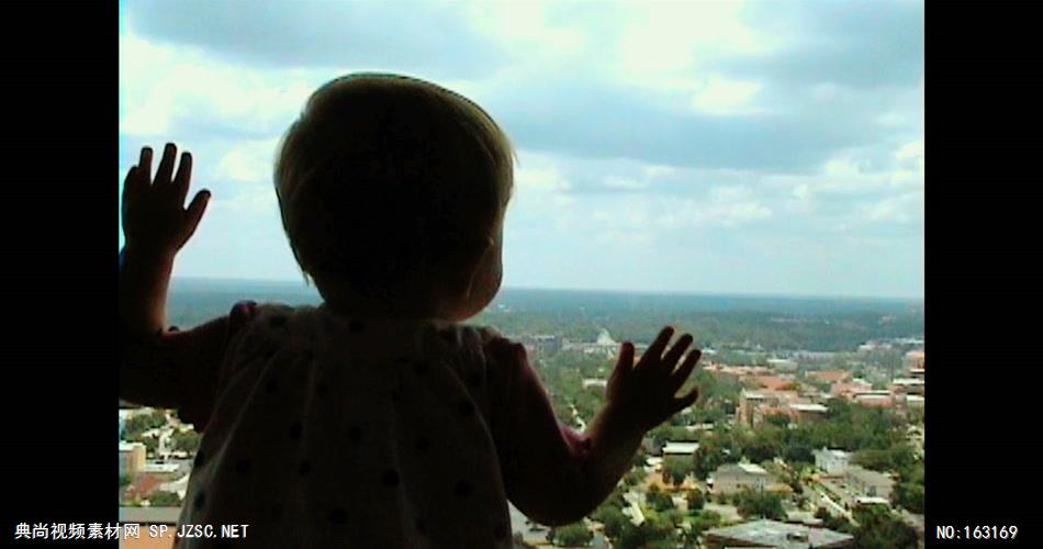 0261-小男孩向窗外望 人物类 人物视频 人物实拍