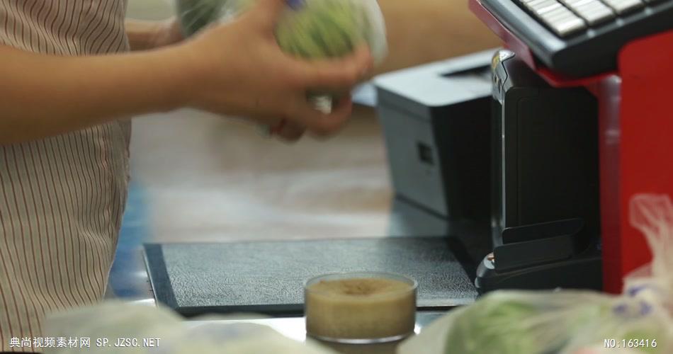 超市商场购物 家庭主妇市民生蔬菜活市场买东西 实拍高清视频素材SP049超市扫码001