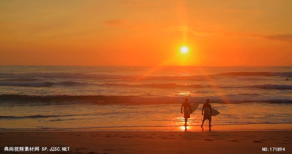 冲浪者在森赖斯海滩散步 Surfers Walk Down Beach at Sunrise 高清视频全集_batchStoc Video高清视频素材下载 led视频背景 led下载