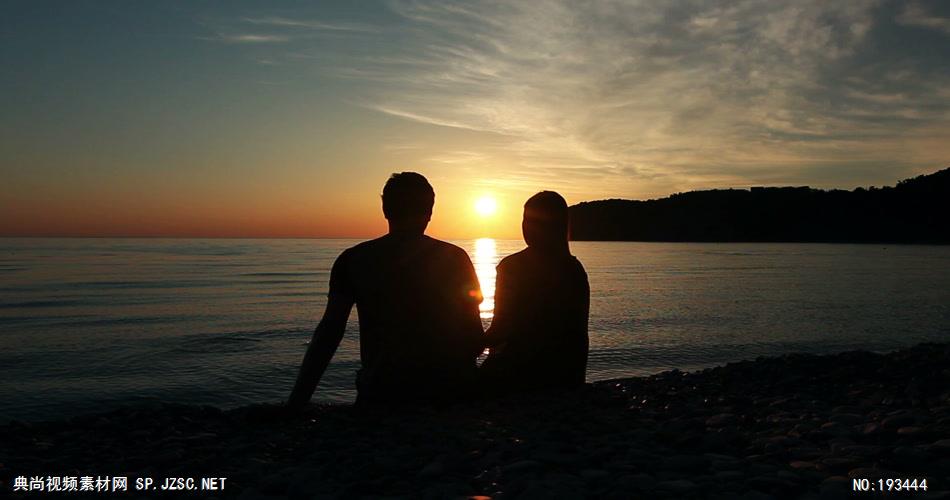 日落时分坐在海边的恋人素材   romanticcoupleatsunset 视频素材下载