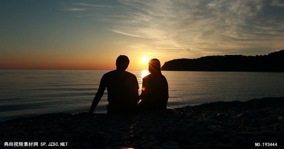 日落时分坐在海边的恋人素材   romanticcoupleatsunset 视频素材下载
