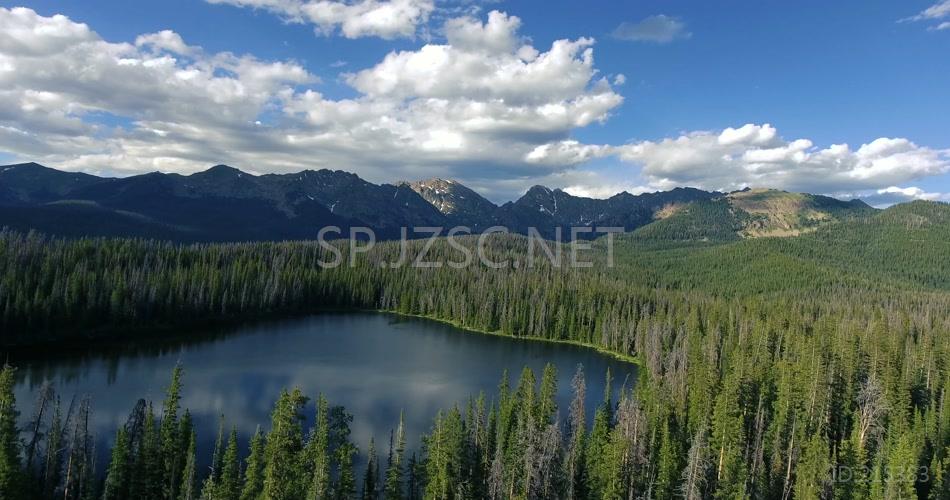 无人机飞越山顶湖 4K_天线 科罗拉多州 无人机 湖 山 山 自然
