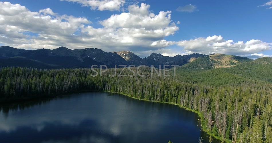 无人机飞越山顶湖 4K_天线 科罗拉多州 无人机 湖 山 山 自然