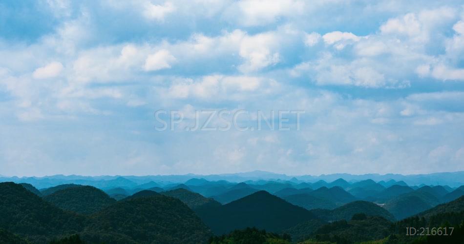 实拍4K高山顶蓝天白云朵山村风光延时视频素材