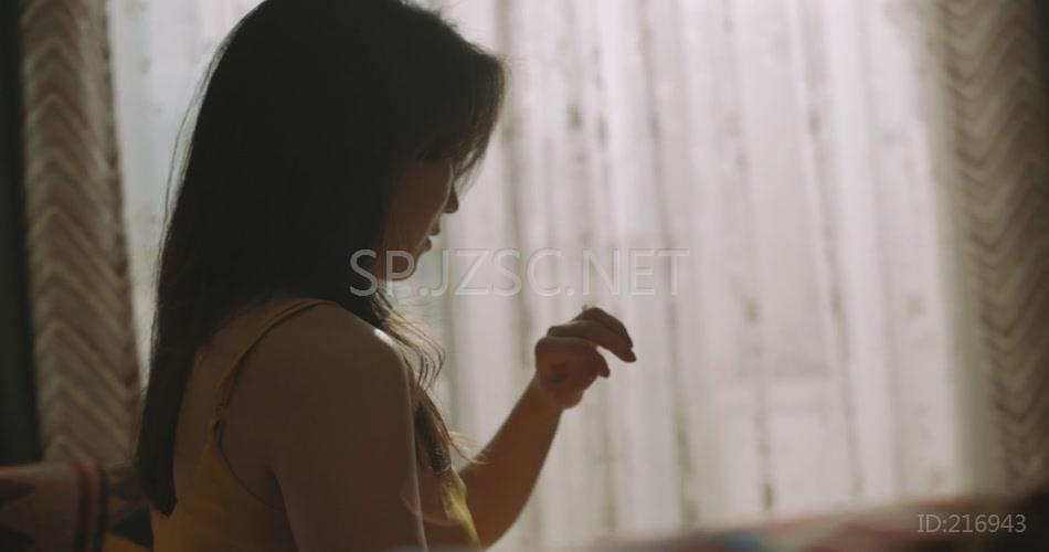 实拍失恋难过借酒消愁视频素材