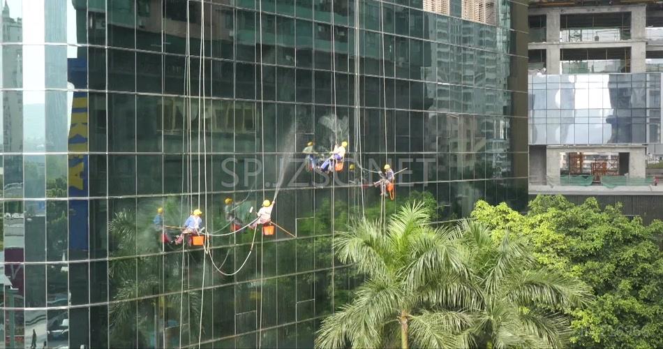 航拍高楼擦玻璃高空作业现代城市视频素材