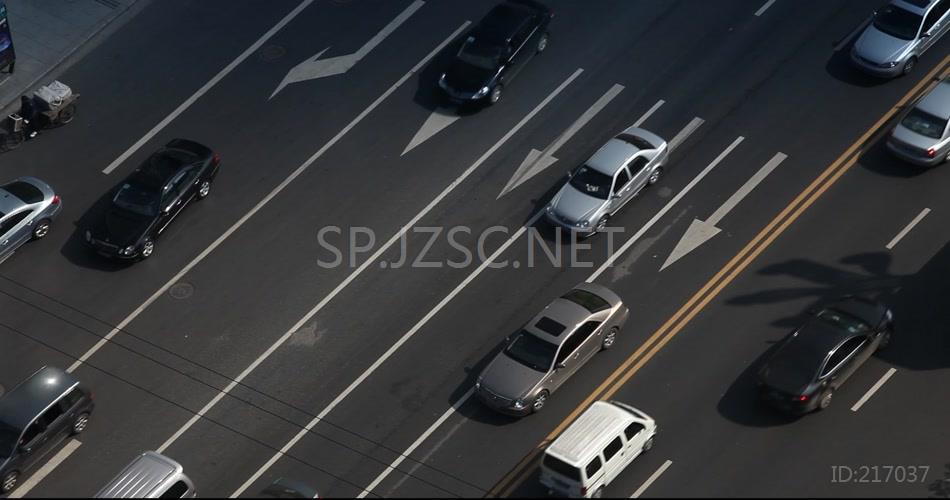 俯拍车辆行驶城市十字路口交通实拍背景视频