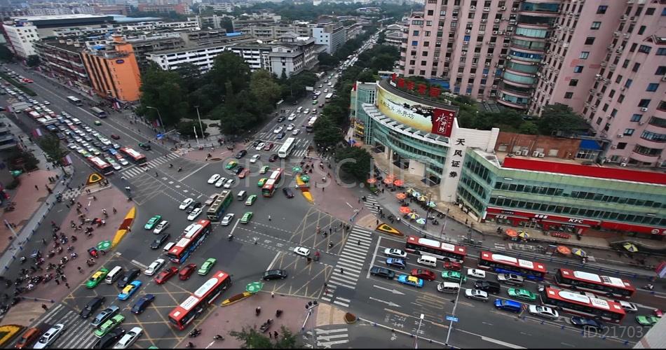 俯拍车辆行驶城市十字路口交通实拍背景视频