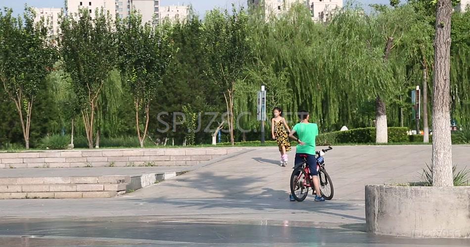 小孩骑自行车 滑板车 轮滑 公园玩耍