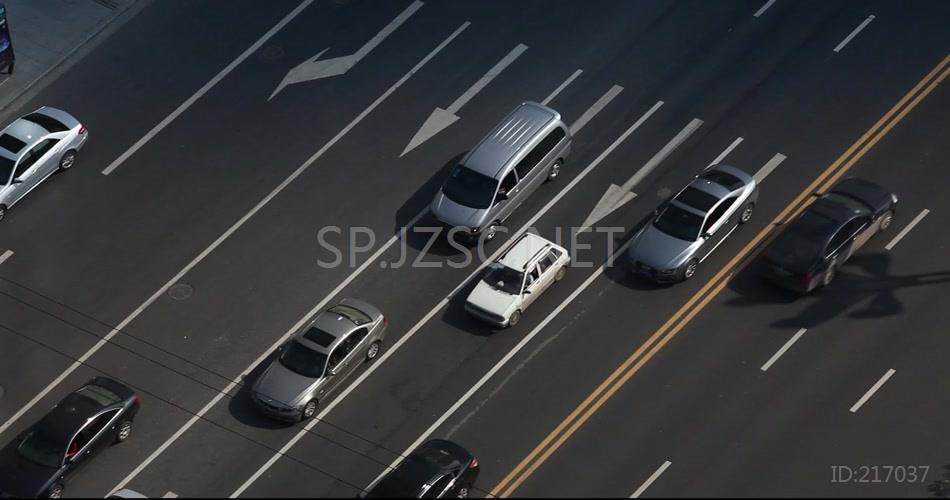 俯拍车辆行驶城市十字路口交通实拍背景视频