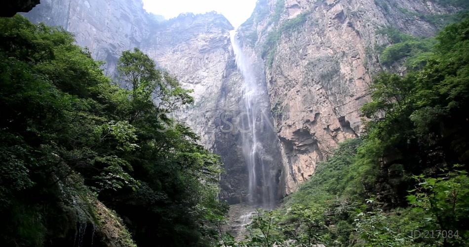 木桥 人 树 山 溪水 木梯 亚洲最高瀑布