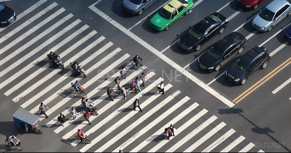 俯拍车辆行驶城市十字路口交通实拍背景视频