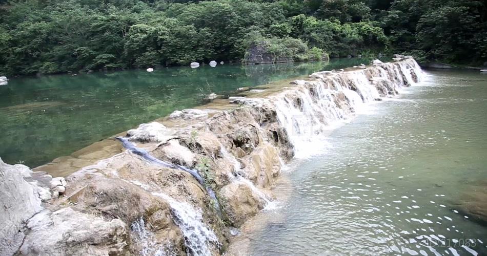 快艇 瀑布 溪水 树 人 4K 超清视频