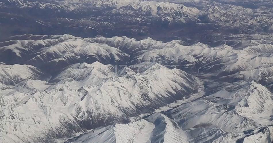 飞机窗户往外望 飞机上俯瞰雪山