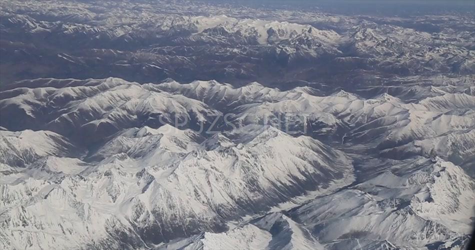 飞机窗户往外望 飞机上俯瞰雪山