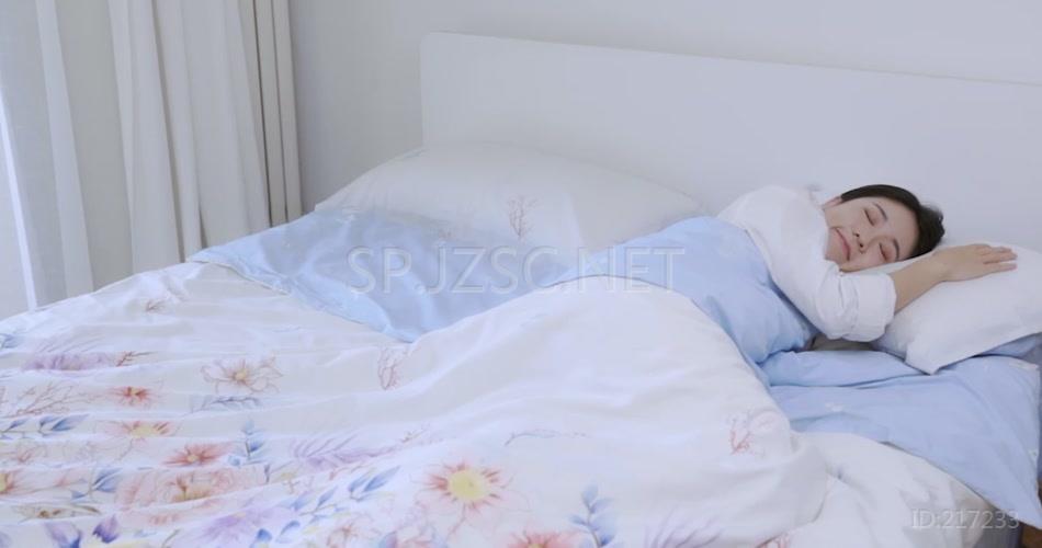 美女睡觉起床特写床品宣传视频素材
