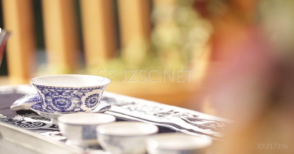 [泡茶]精美陶瓷茶杯中舀入茶叶实拍视频