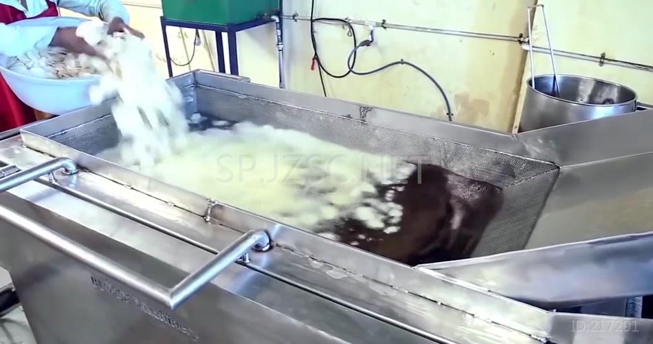薯条食品生产工厂膨化食品生产车间实拍视频素材
