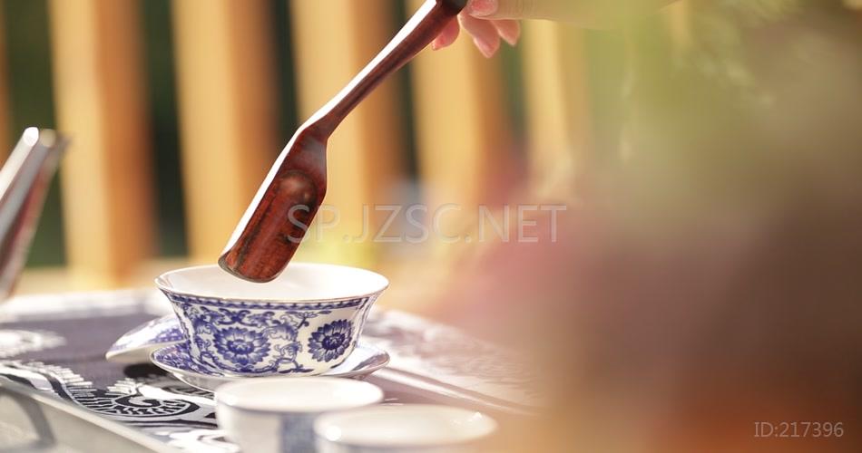 [泡茶]精美陶瓷茶杯中舀入茶叶实拍视频