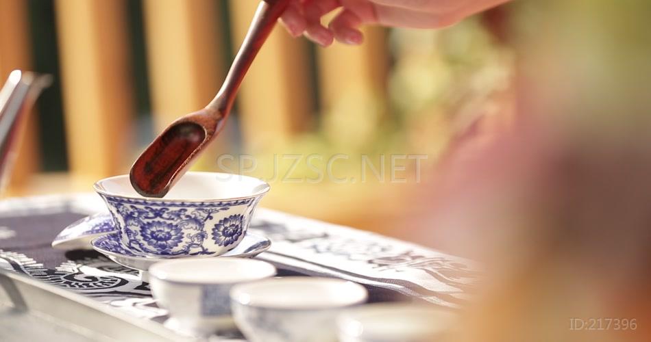 [泡茶]精美陶瓷茶杯中舀入茶叶实拍视频