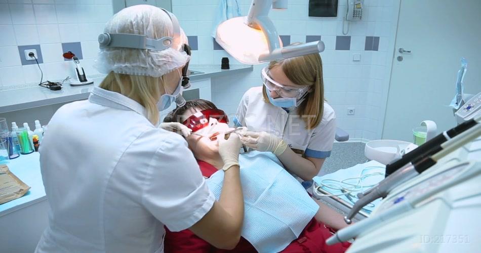 实拍牙医为患者治疗视频素材