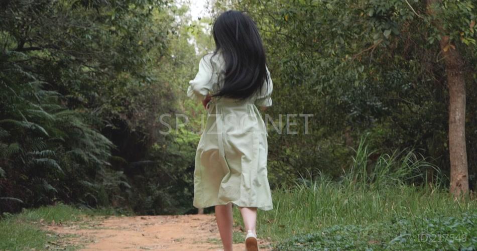 树林奔跑的女孩背影慢镜头意境视频素材