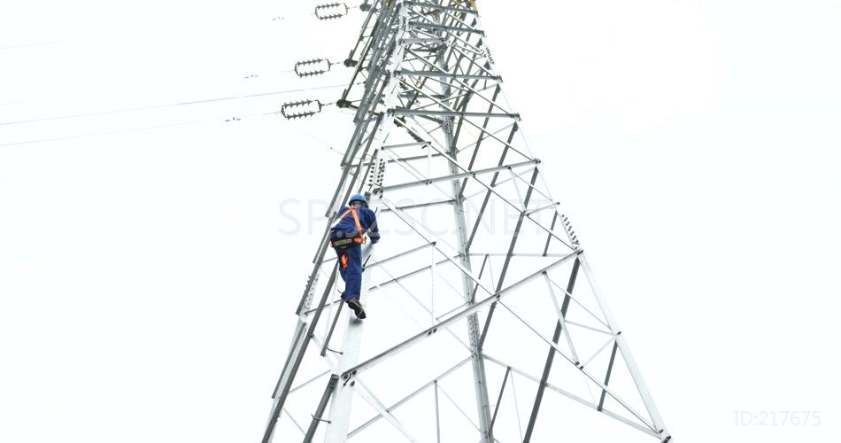高压线 工人 攀爬 高空作业 攀登 电线