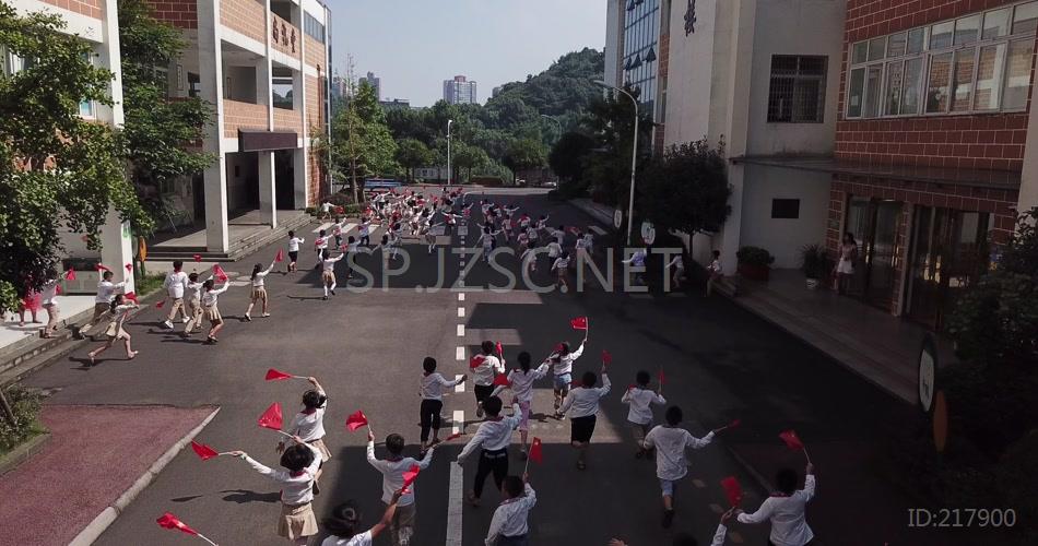 学校 学生 欢快奔跑 手拿红旗 一大群孩子 高清视频素材 实拍 航拍 跟随 跑动