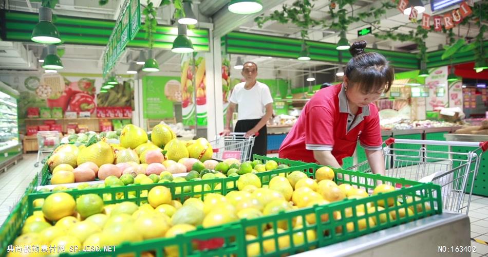 超市商场购物 家庭主妇市民生蔬菜活市场买东西 实拍高清视频素材SP049超市售卖员摆水果001