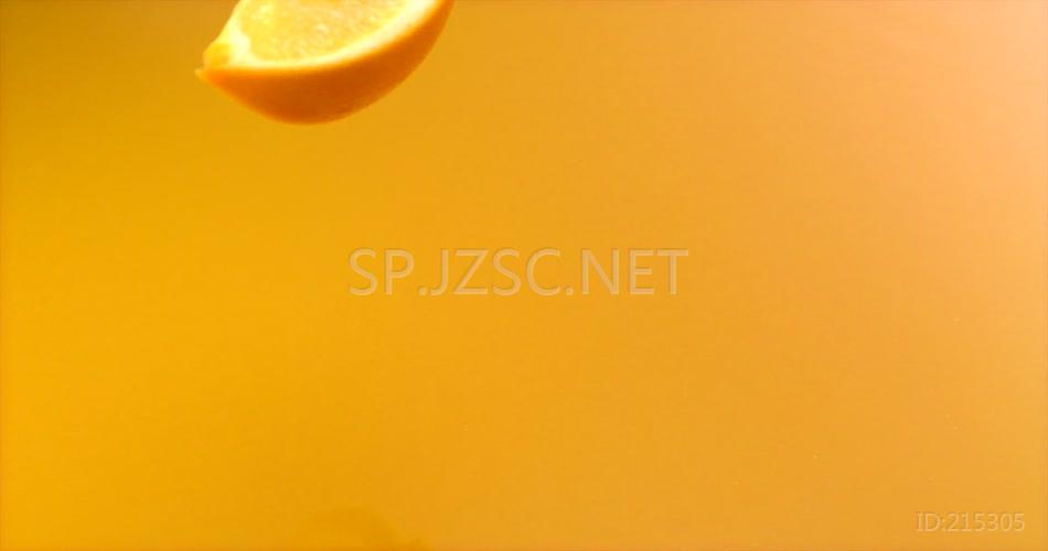 新鲜水果柠檬落入水中视频素材