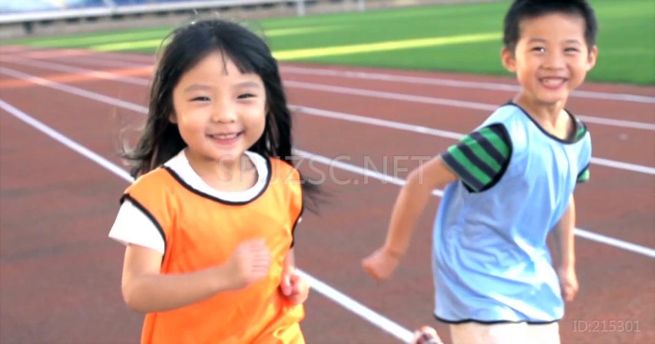 不同儿童幼儿跑步学习微笑亲子活动踢球场景