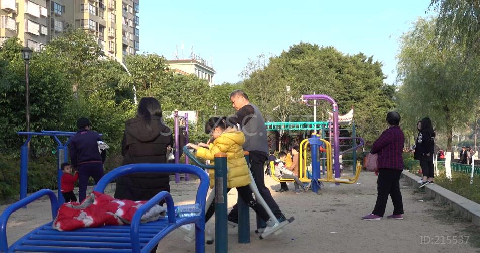 4k公园健身设施大人小孩儿童运动休闲
