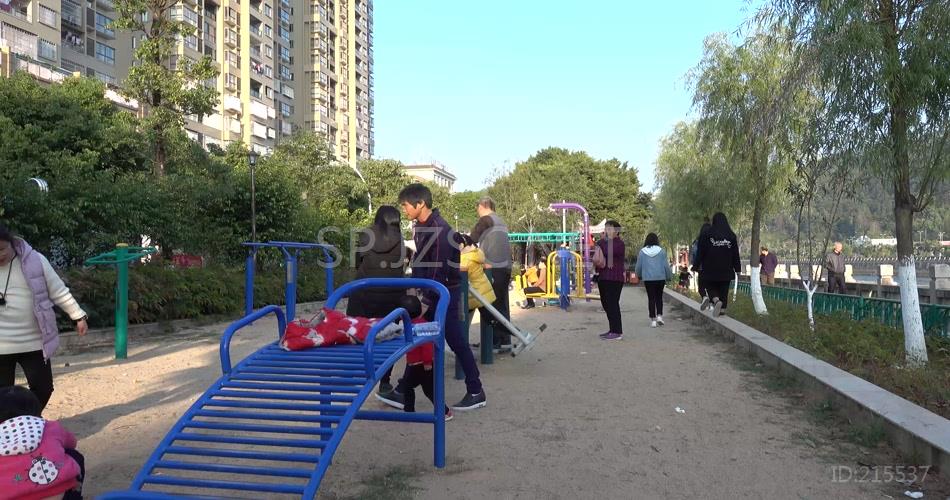 4k公园健身设施大人小孩儿童运动休闲