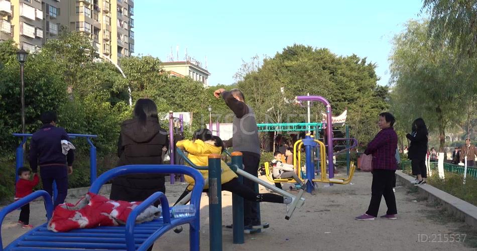 4k公园健身设施大人小孩儿童运动休闲