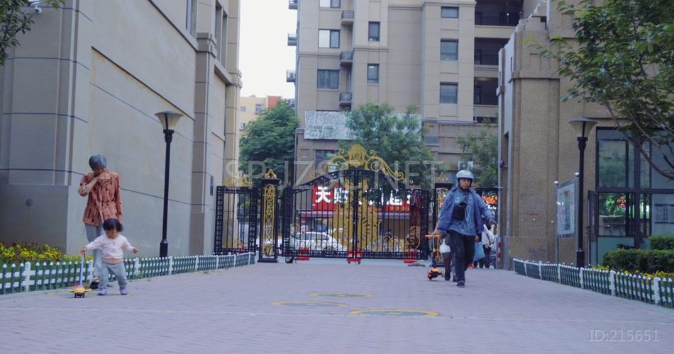温馨4K社区生活回家欢声笑语实拍视频素材