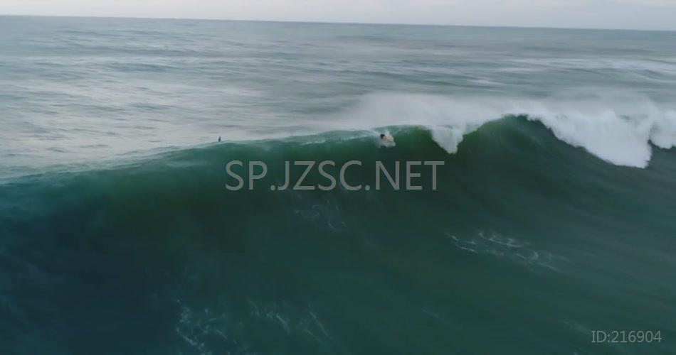 震撼波涛汹涌大海里冲浪极限运动视频素材