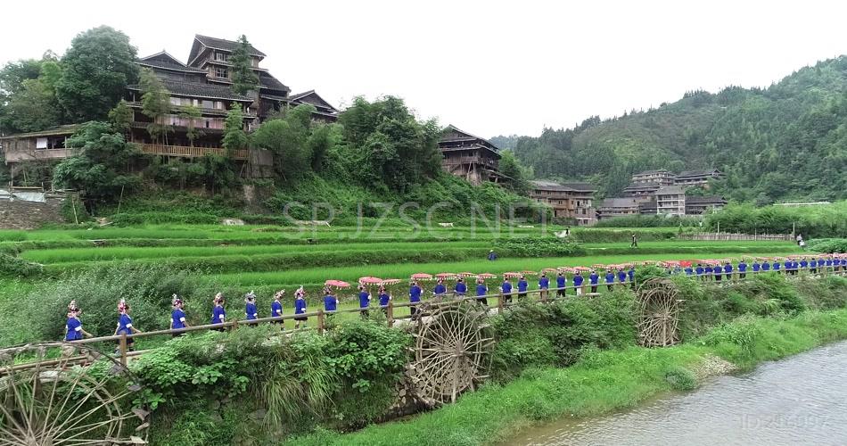 航拍夏天河边少数民族田园风光实拍视频
