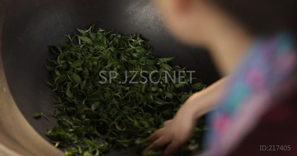 传统手工茶缸中翻炒茶叶实拍视频